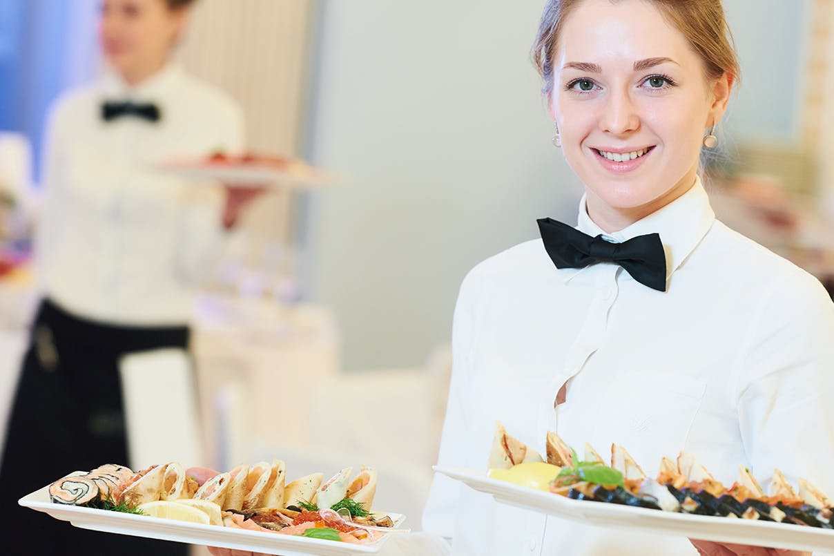Freundliche Kellnerin mit Catering Freundliche Kellnerin mit Catering