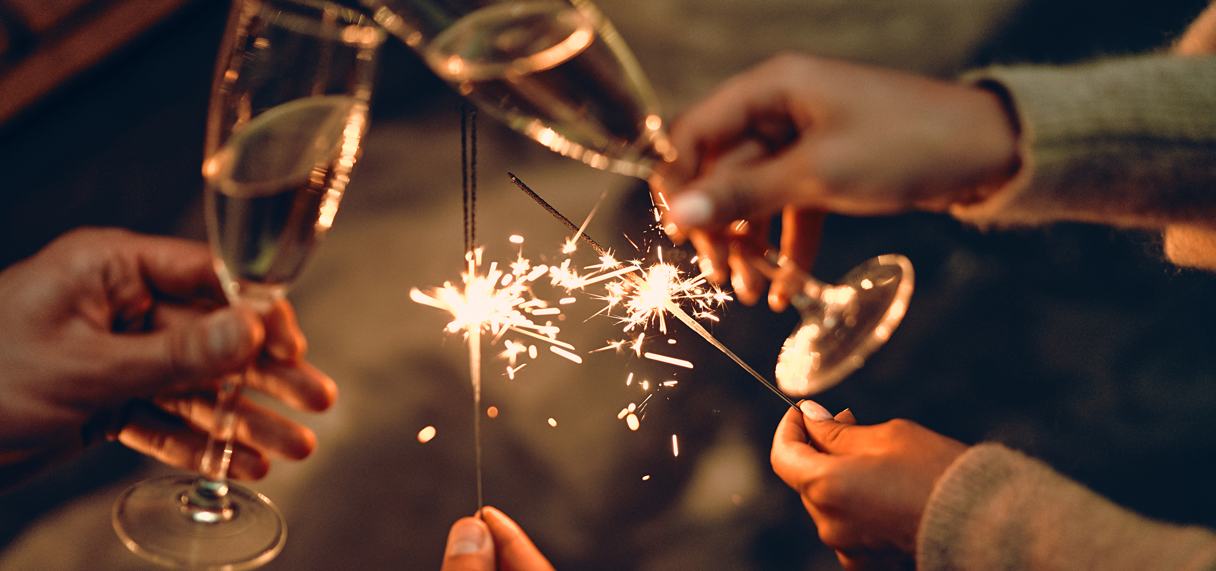 Menschen stoßen mit Sekt an