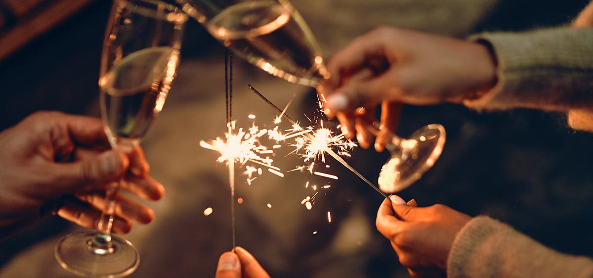 Menschen stoßen mit Sekt an Menschen stoßen mit Sekt an