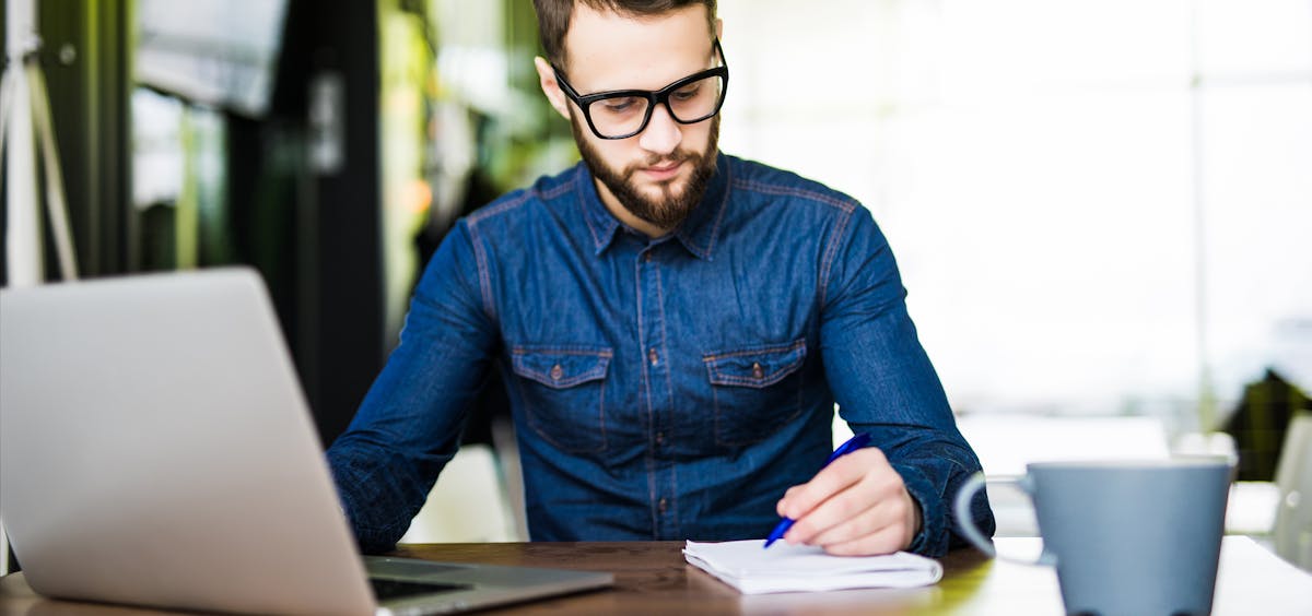 Unternehmer notiert wichtige Informationen Unternehmer notiert wichtige Informationen