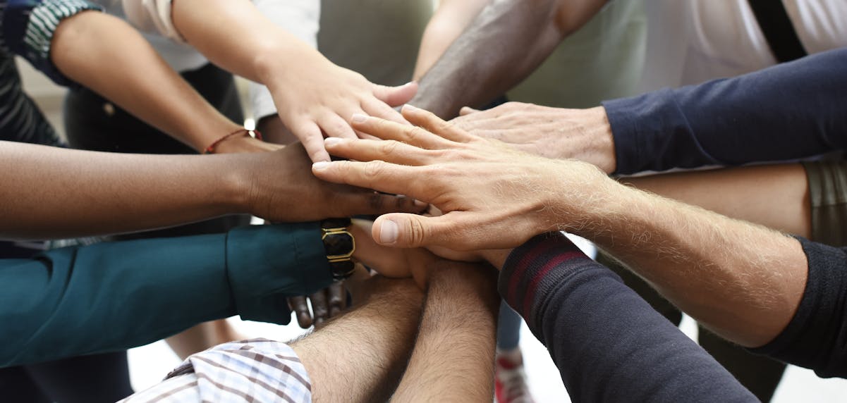 Erfolgreiches Team legt die Hände zusammen Erfolgreiches Team legt die Hände zusammen