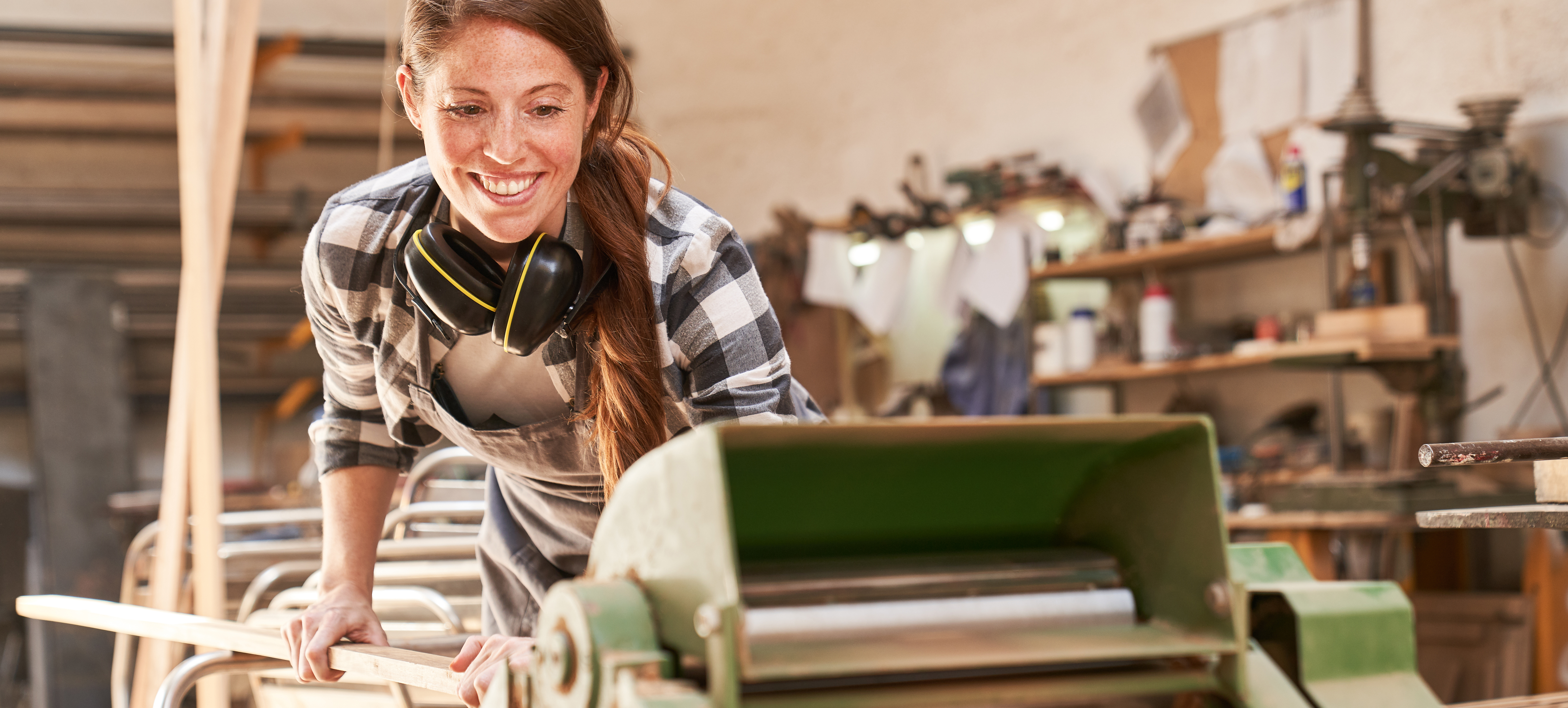 Tischlerin im Betrieb