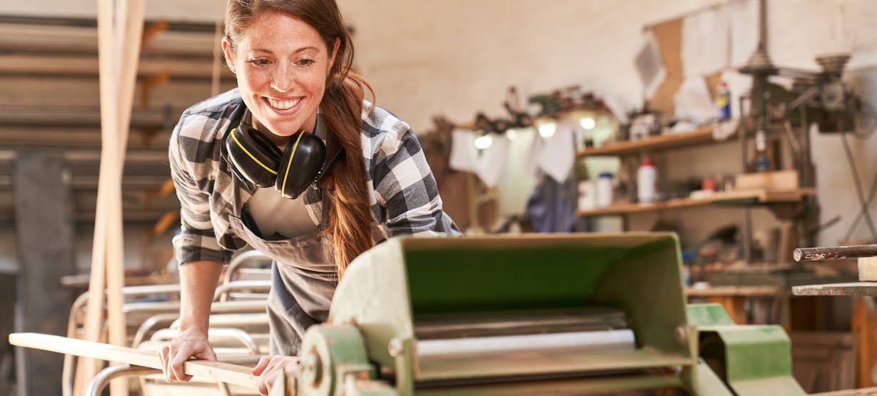 Tischlerin im Betrieb Tischlerin im Betrieb