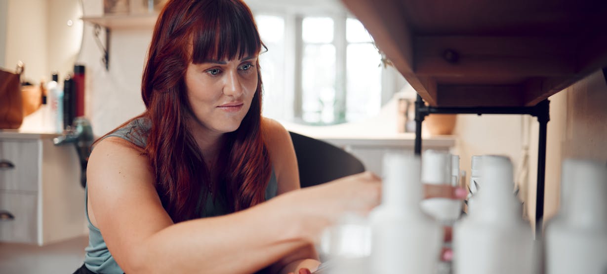 Friseurin berechnet Materialkosten Friseurin berechnet Materialkosten