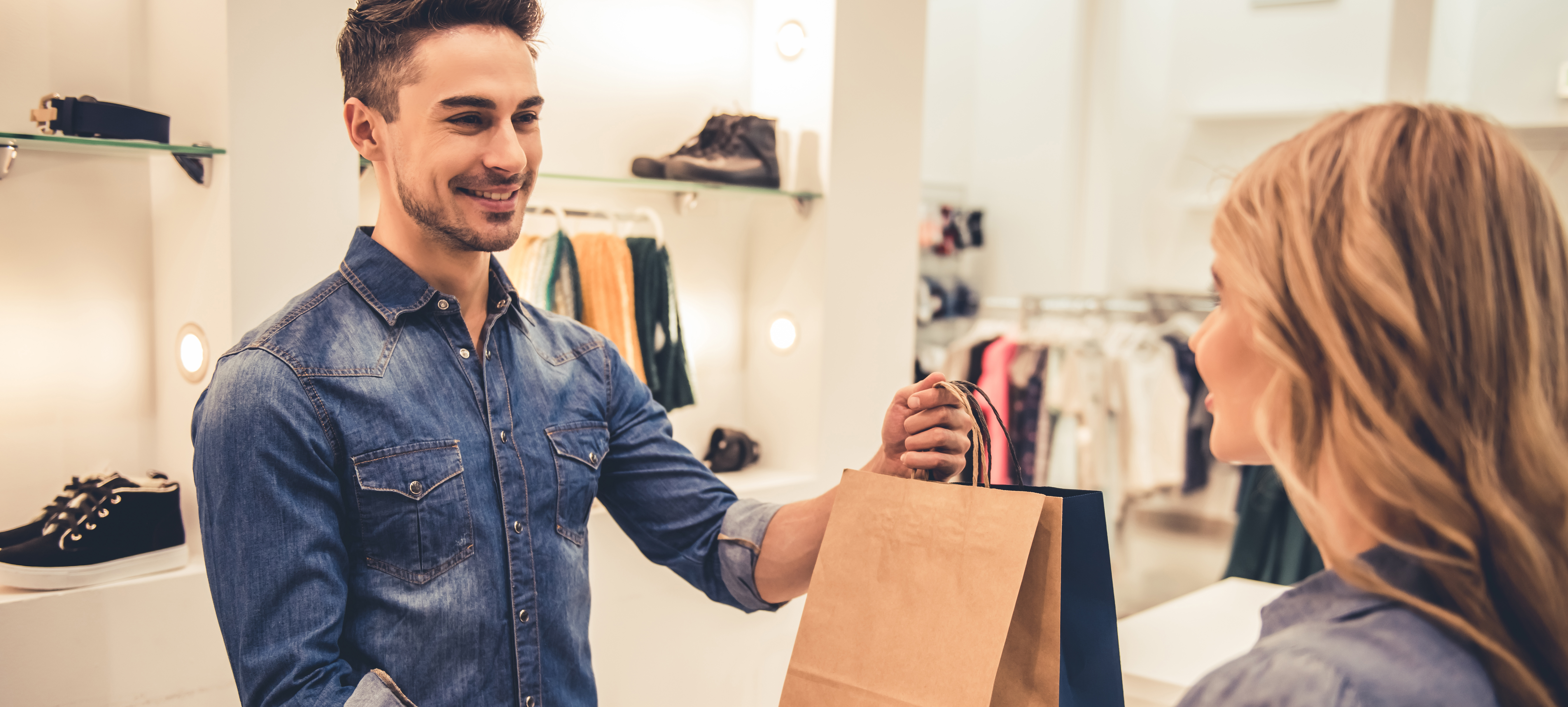 Freundlicher Verkäufer mit Stammkundin