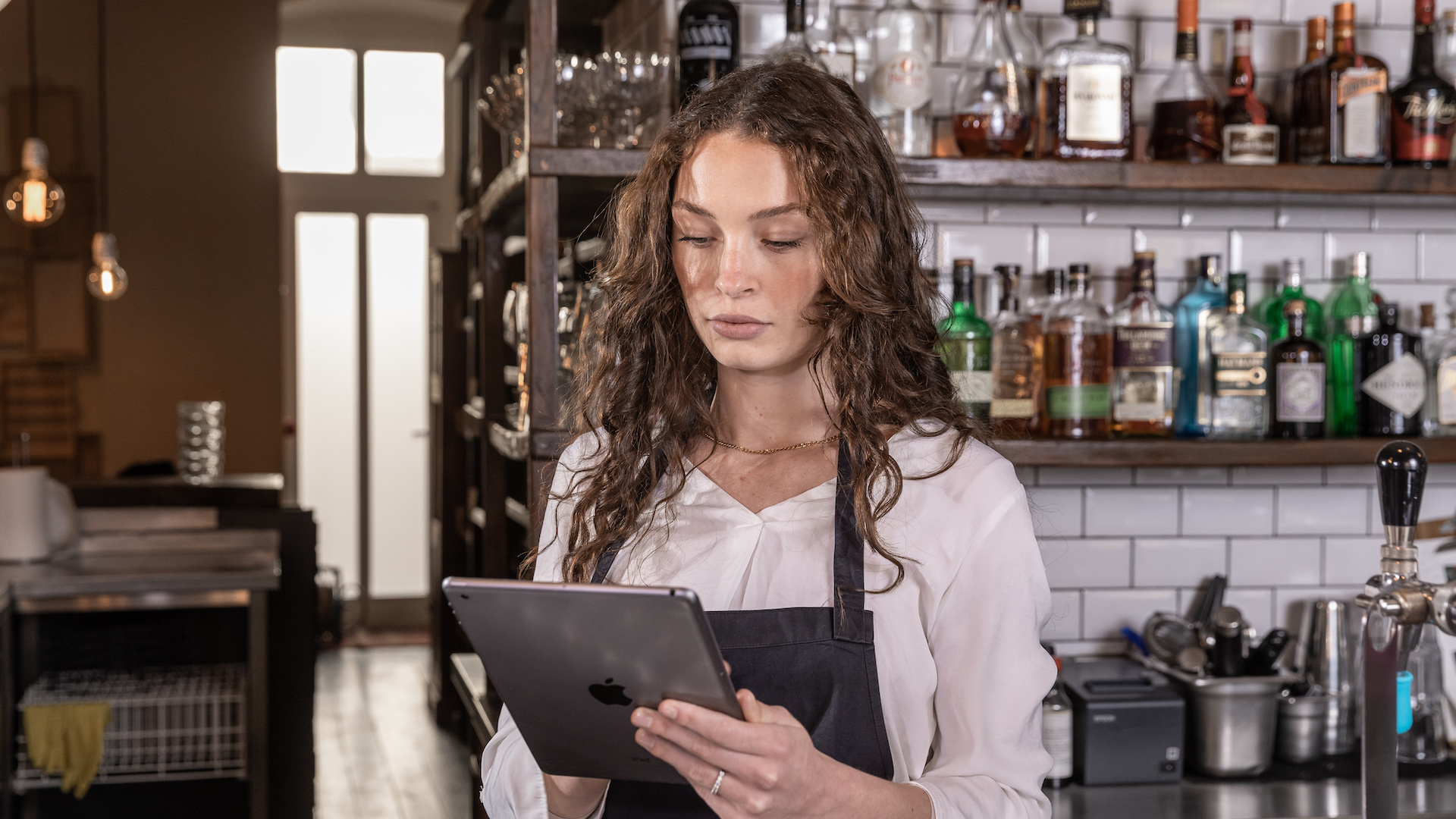 Kellner nimmt Bestellung aus iPad auf