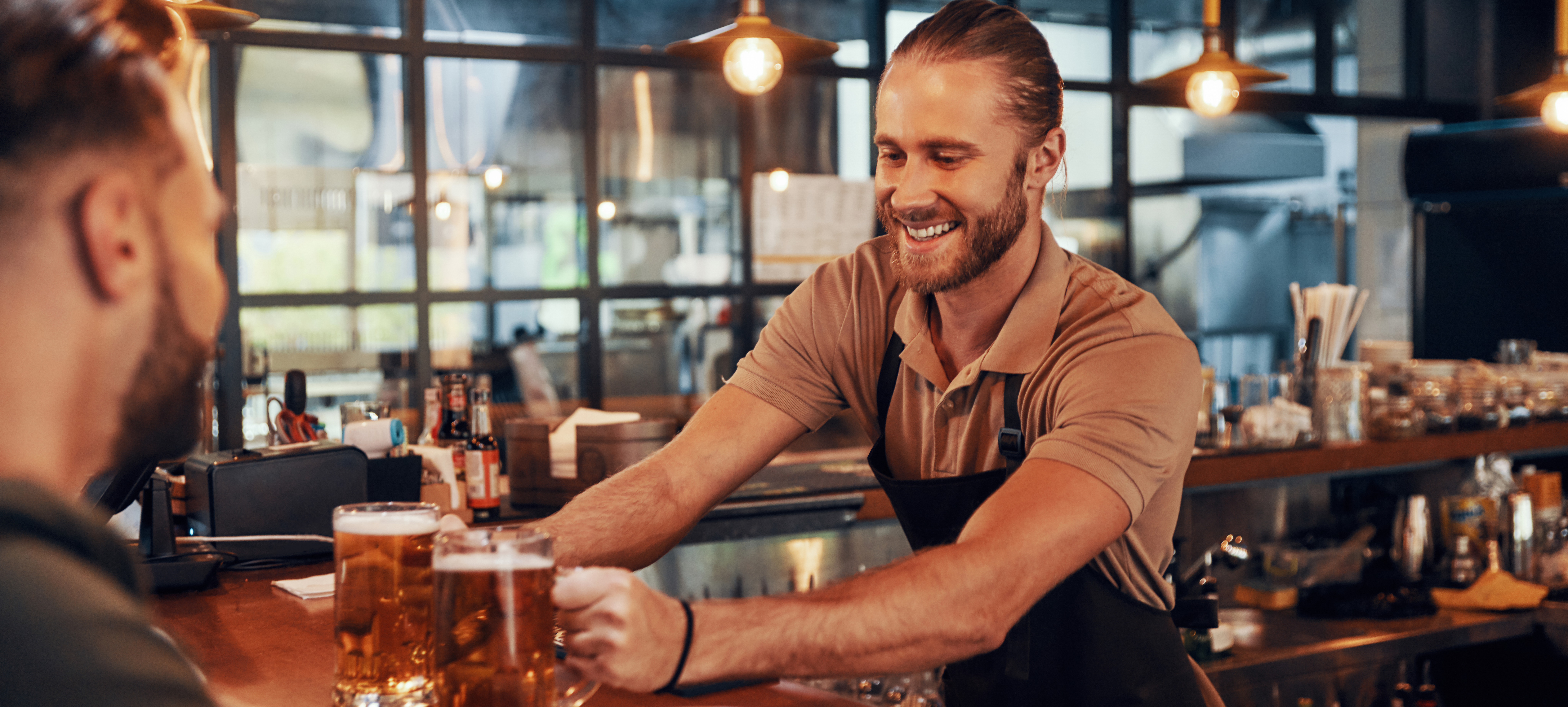 Glücklicher Kneipier an der Bar