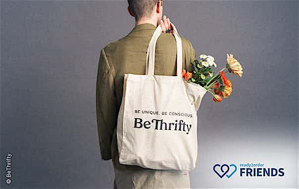 Model mit BeThrifty-Beutel Model mit BeThrifty-Beutel