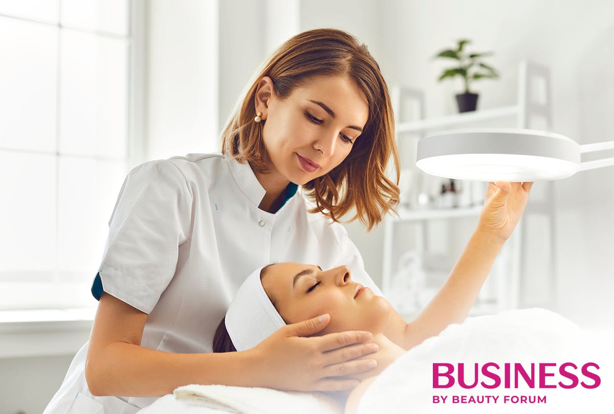 Kosmetikerin bei der Arbeit Kosmetikerin bei der Arbeit