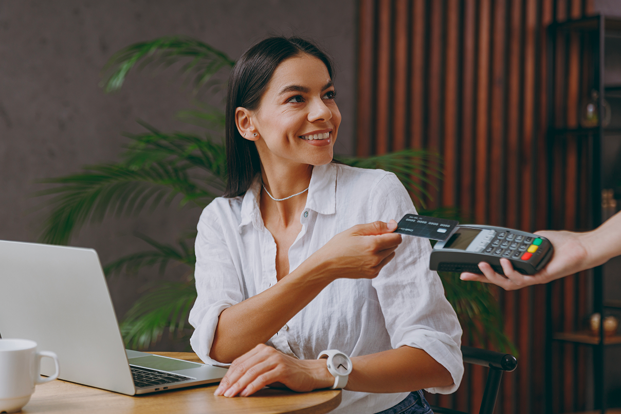 Frau zahlt mit Karte