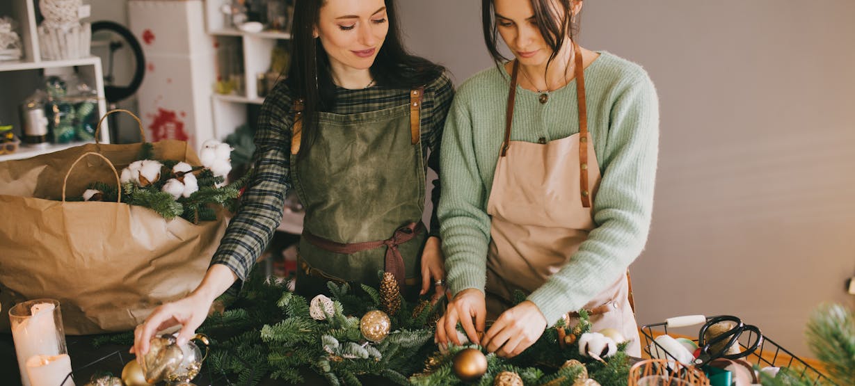 Zwei Verkäuferinnen dekorieren Zwei Verkäuferinnen dekorieren
