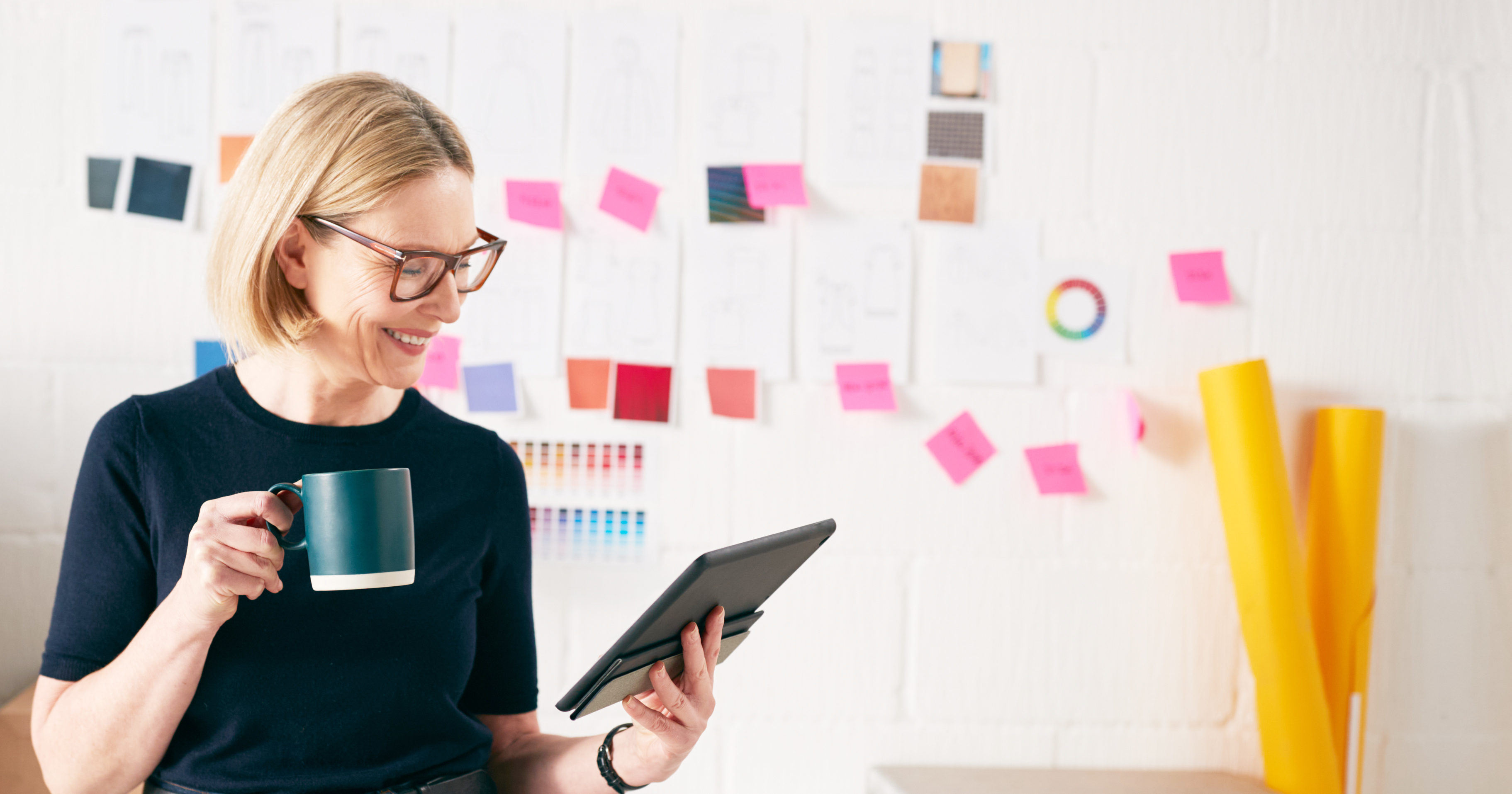 Unternehmerin liest Newsletter