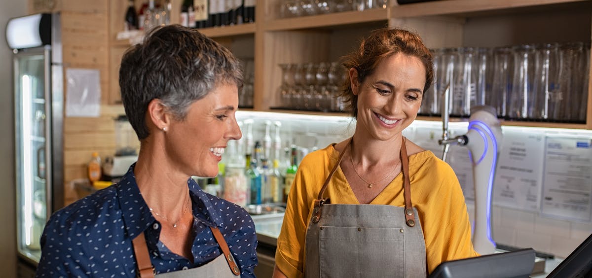 Unternehmerinnen an Kasse Unternehmerinnen an Kasse
