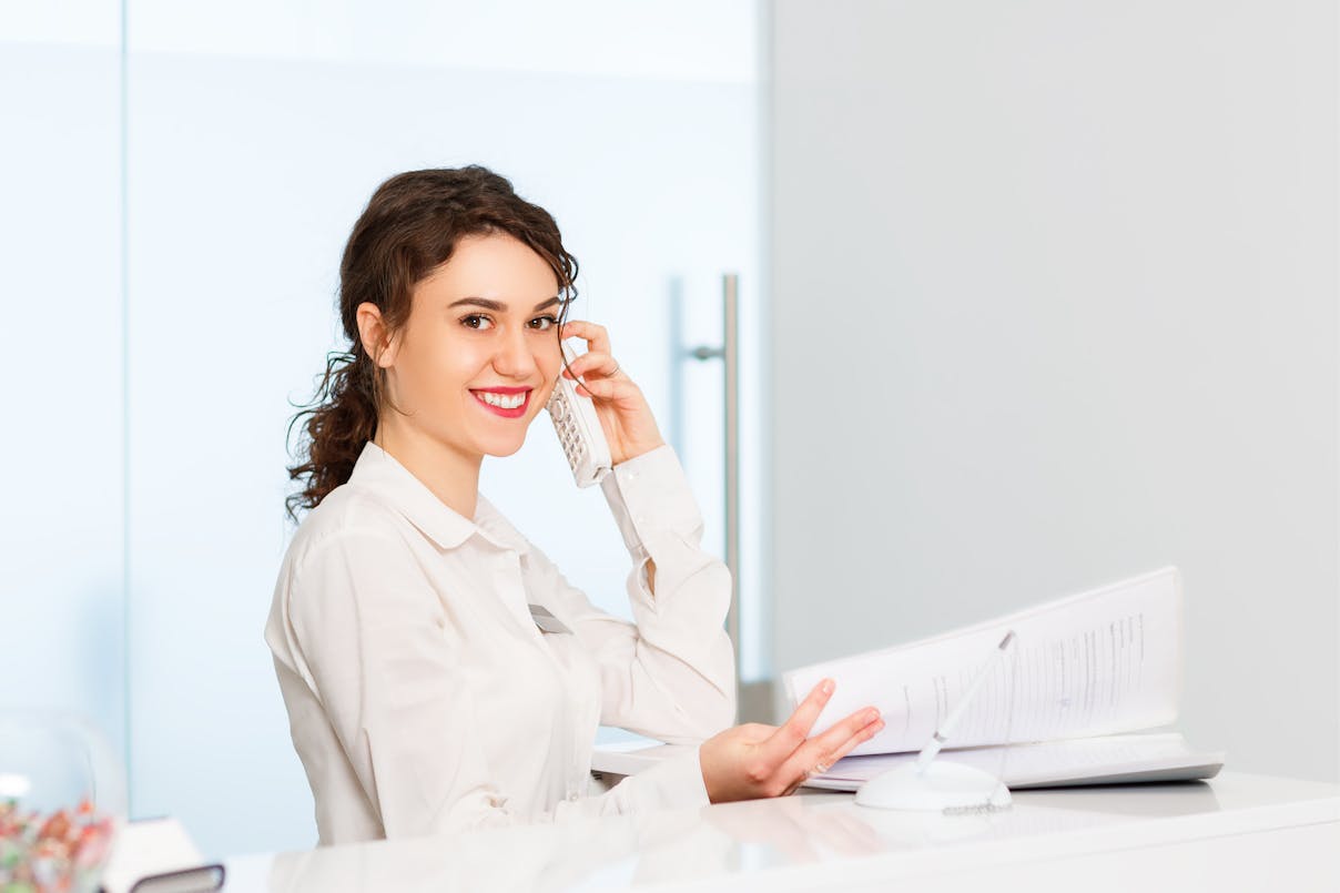 Arzthelferin am Empfang Arzthelferin am Empfang