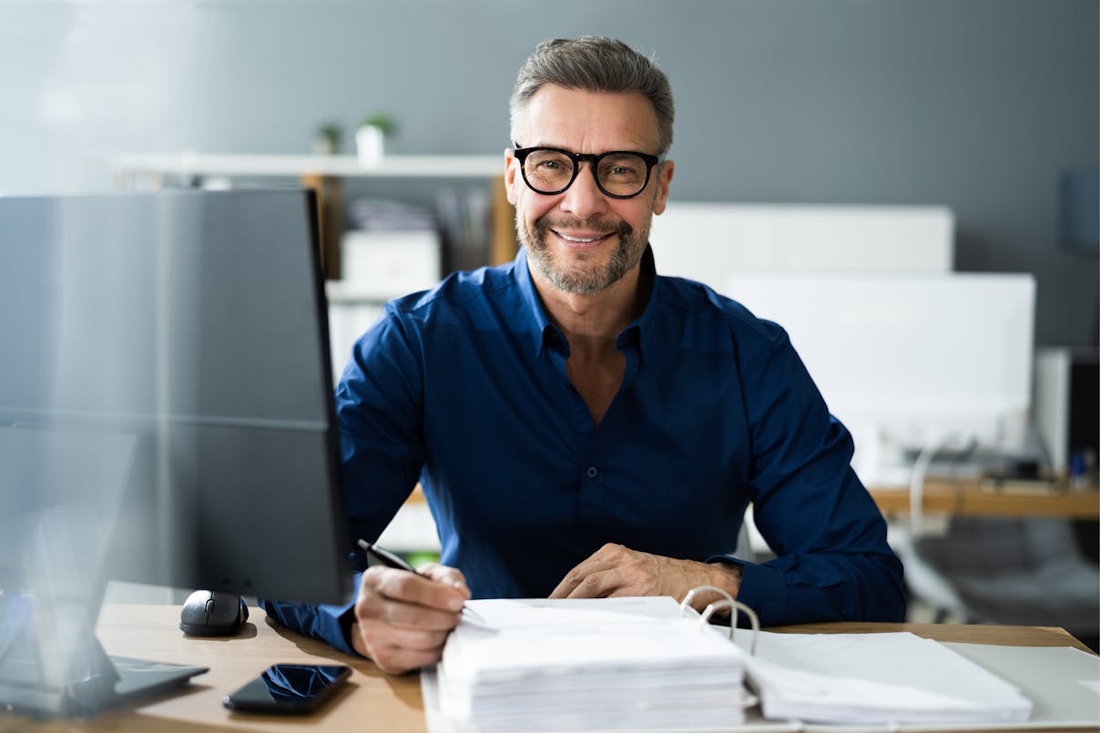 Buchhalter am Schreibtisch Buchhalter am Schreibtisch