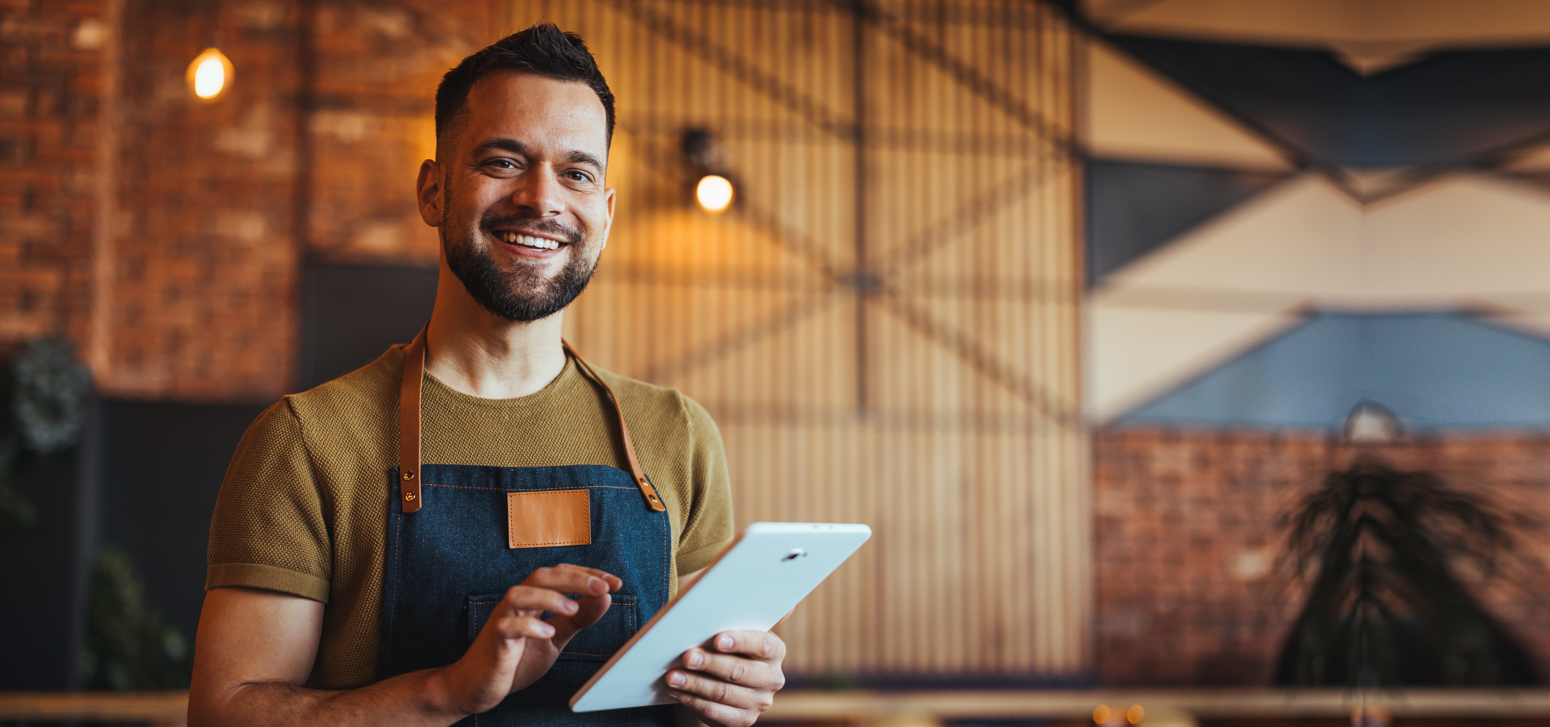 Unternehmer mit Tablet meldet TSE an