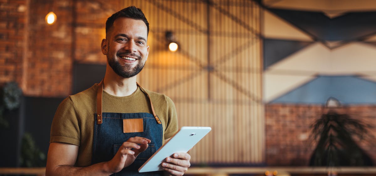 Unternehmer mit Tablet meldet TSE an Unternehmer mit Tablet meldet TSE an