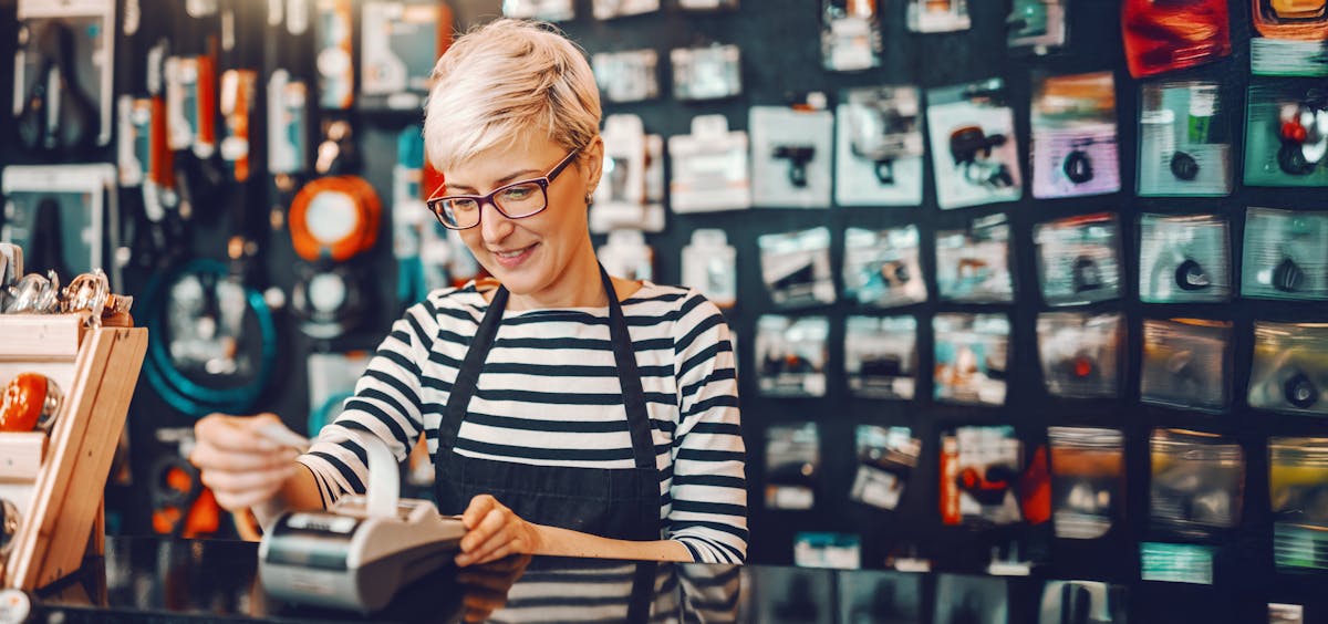 Unternehmerin prüft Beleg Unternehmerin prüft Beleg