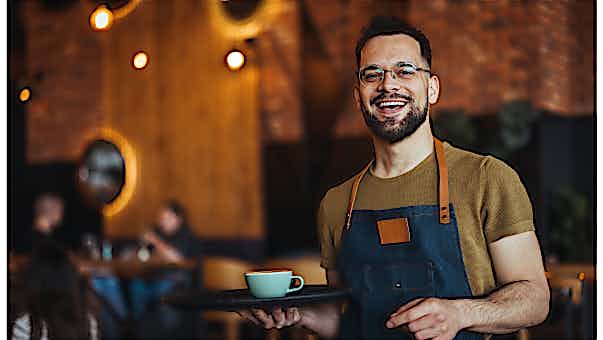 Kassensystem Gastronomie Kellner mit Kaffee auf Tablett