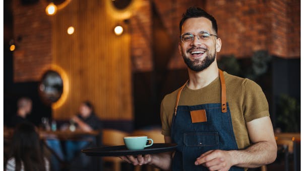 Kassensystem Gastronomie Kellner mit Kaffee auf Tablett