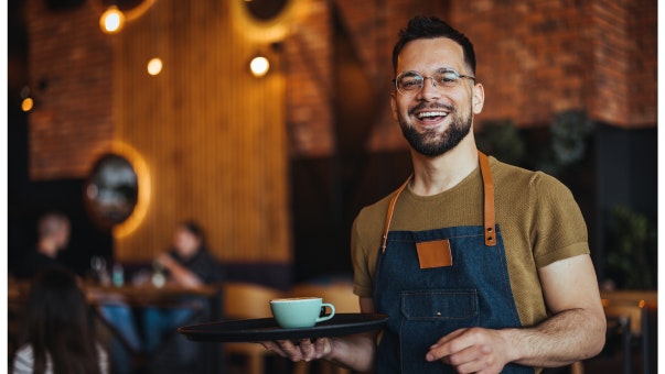Kellner mit Kaffee auf Tablett