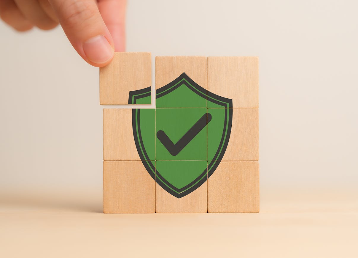 Holzblock mit Sicherheitsschild Holzblock mit Sicherheitsschild