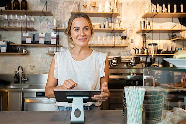 Tablet-Kasse Gastronomie Mitarbeiterin mit Tablet-Kasse hinter Cafétheke