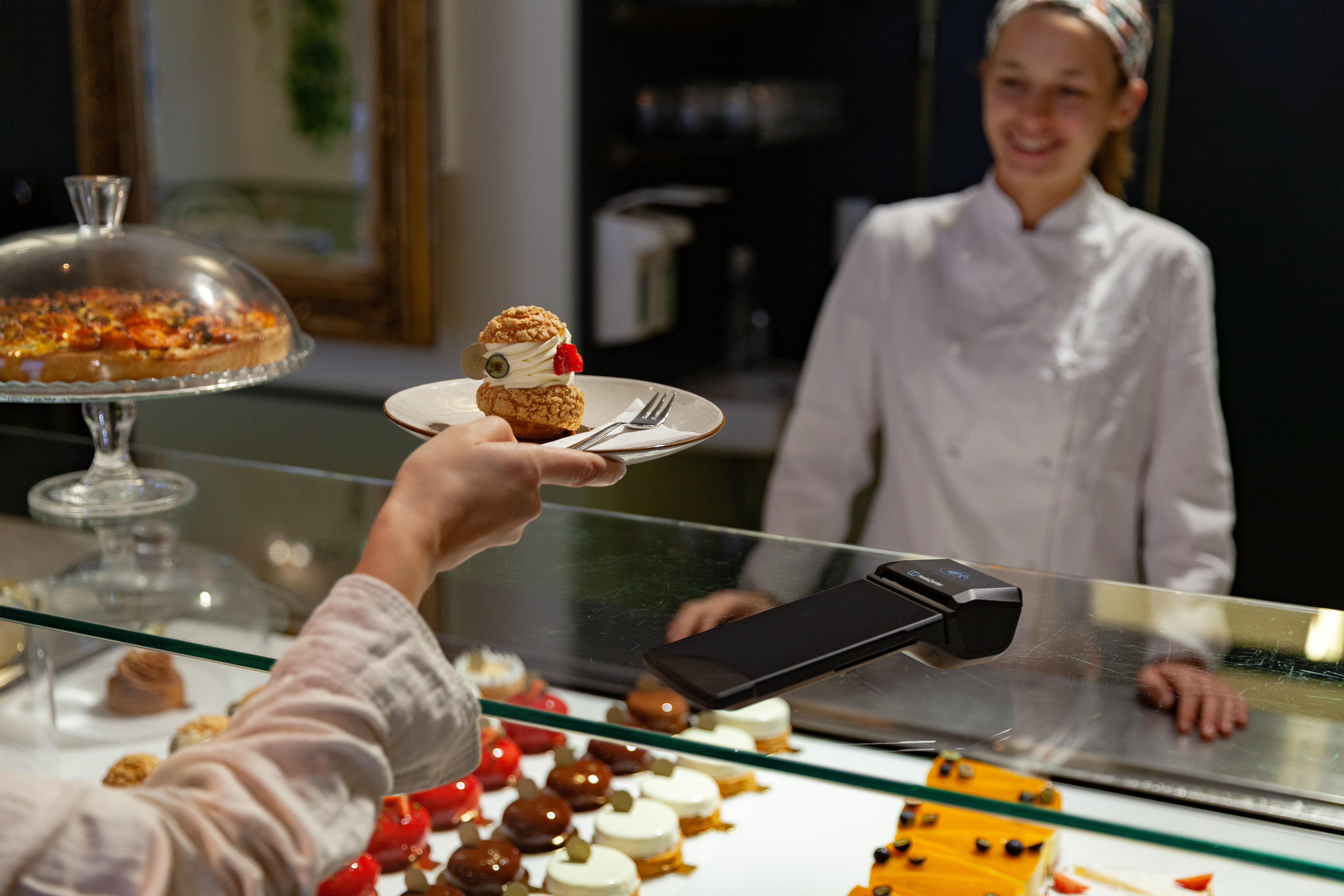 Kassensystem auf Theke einer Konditorei