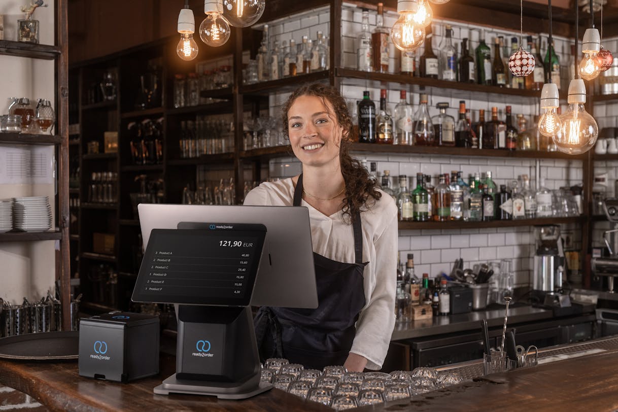 Gastronomin mit readyMax2 am Tresen Gastronomin mit readyMax2 am Tresen