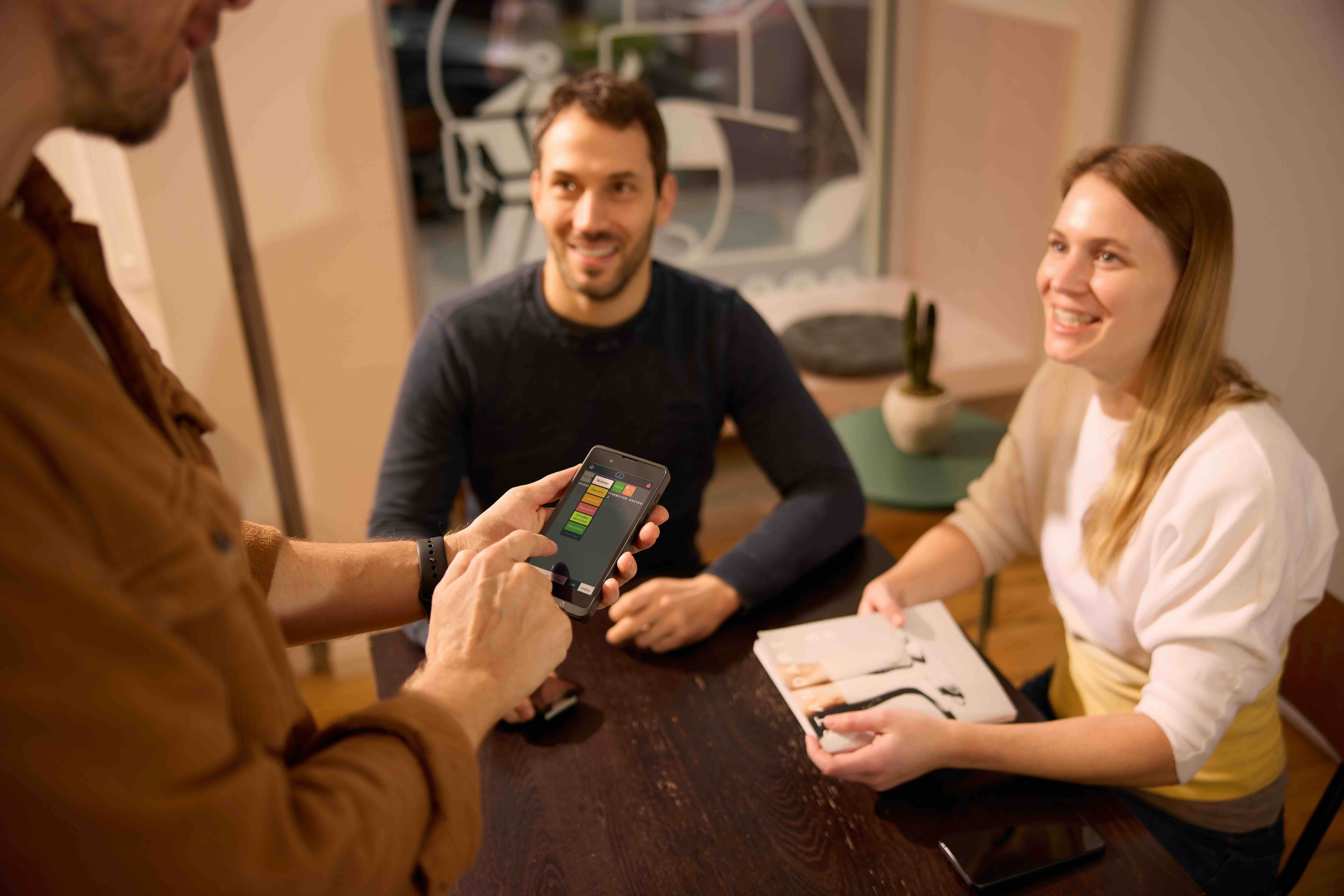 Bestellung am Tisch mit readyMini im Café